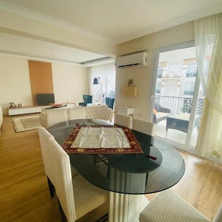 Cozy With Balcony In Lägenhet Fethiye